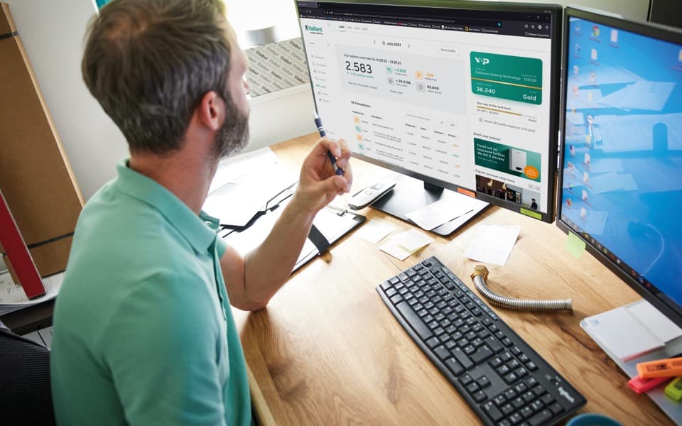 Diegiklis sėdi priešais kompiuterį